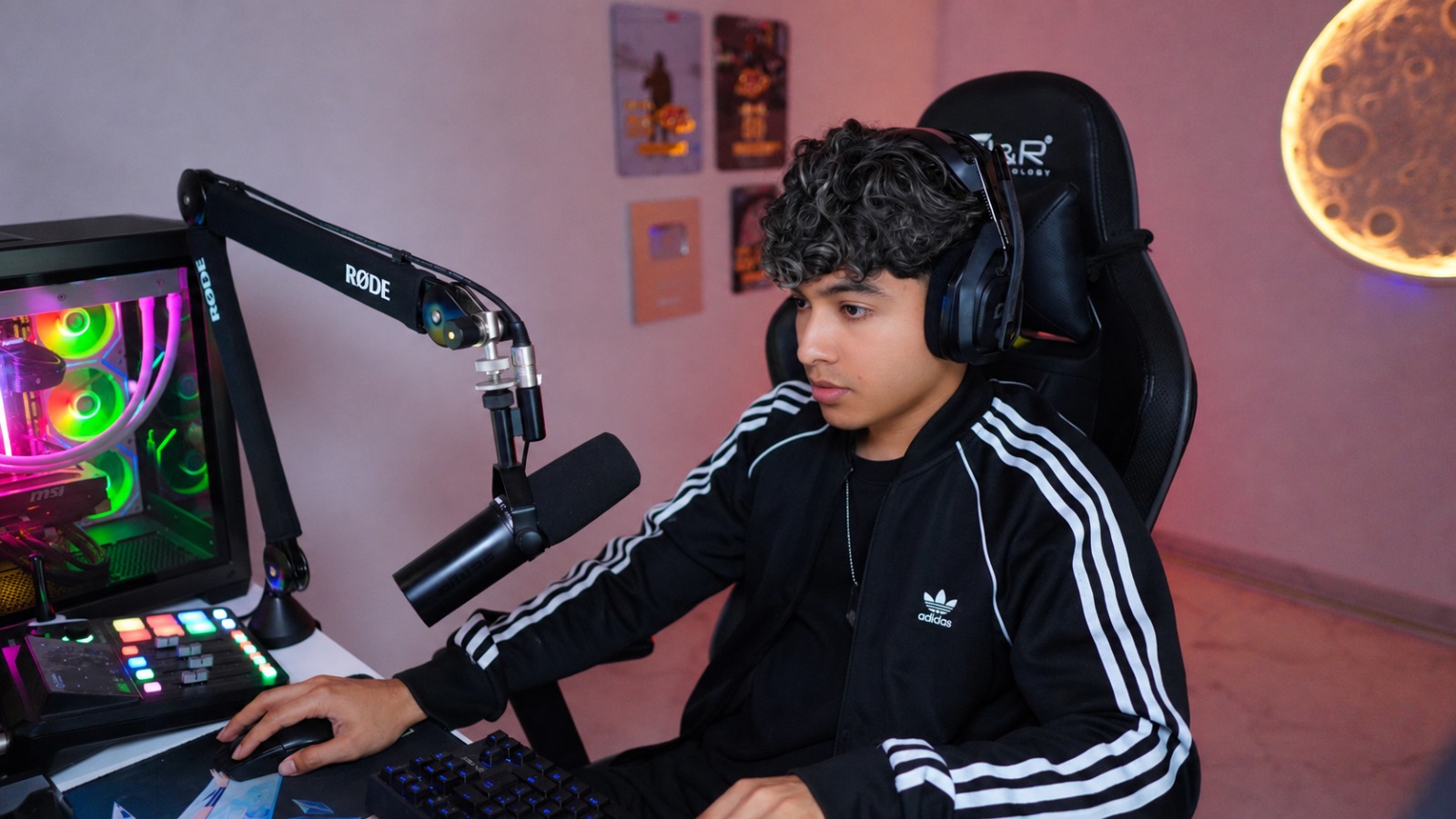 Brayan Crazzy — Gamer y streamer colombiano de Free Fire. Nació en Cartagena, Bolívar, y reside en Marinilla, Antioquia.
