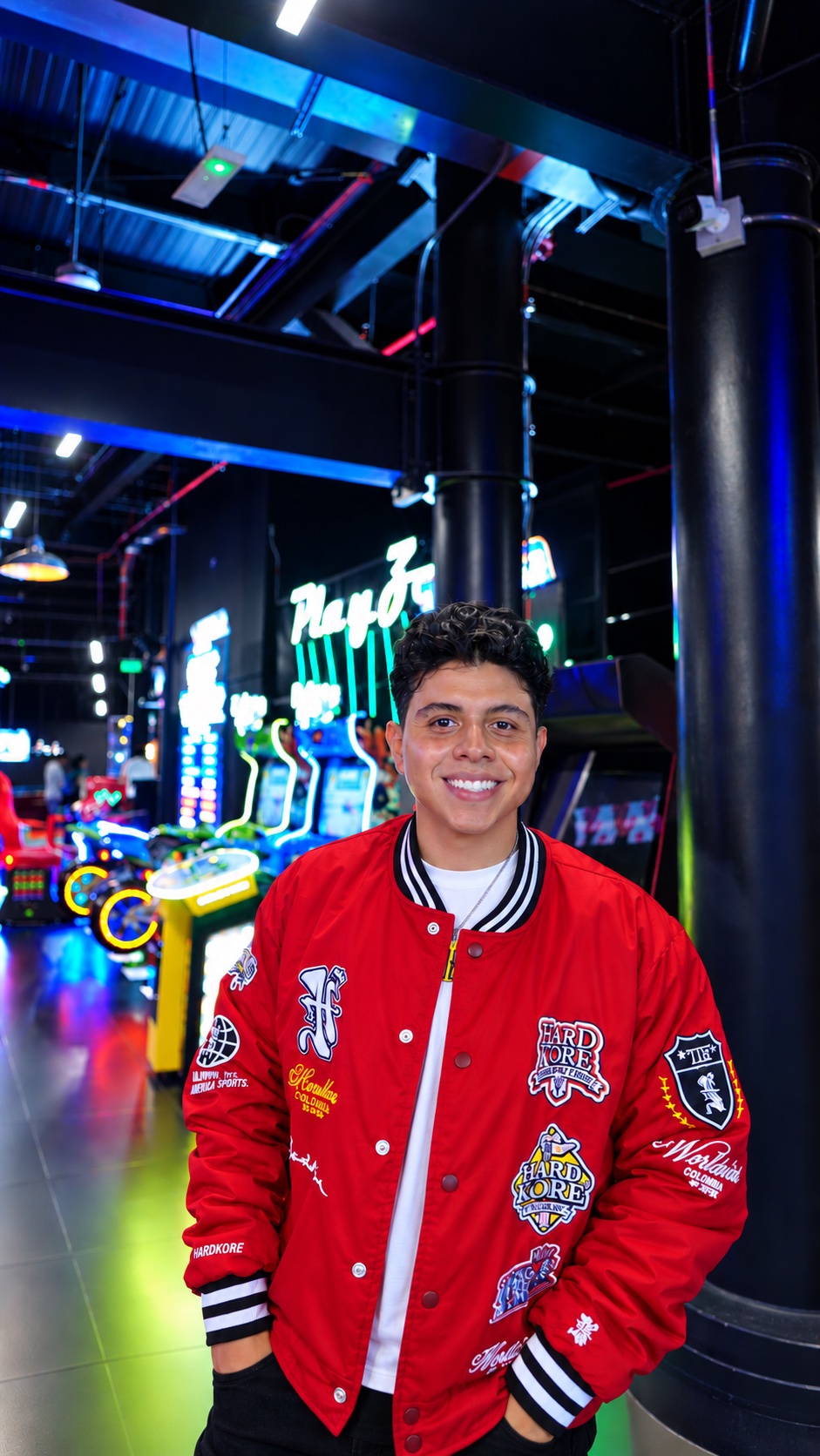 Pomber — Gamer, streamer y creador de contenido colombiano de Free Fire. Nació en Cartagena, Bolívar, y se crió en Antioquia.